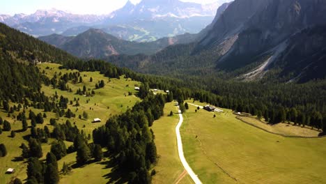Increíble-Paisaje-Natural-De-Dolomitas,-Italia-Durante-El-Soleado-Día-De-Verano.