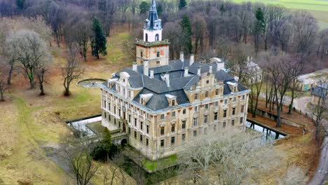 Altes-Schloss-In-Walbrzych,-Polen