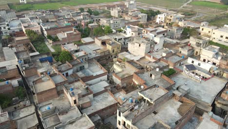 Drohne-Fliegt-über-Eine-Alte-Wohnungsbaugesellschaft-In-Pakistan