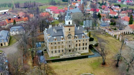 Altes-Schloss-In-Walbrzych,-Polen