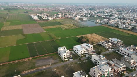Luftaufnahme-Von-Landwirtschaftlichen-Flächen-Und-Moderner-Wohnungsbaugesellschaft-In-Pakistan