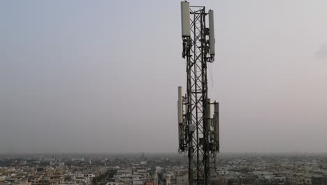 Vista-Aérea-De-Las-Torres-De-Redes-De-Telefonía-Celular-En-Pakistán.
