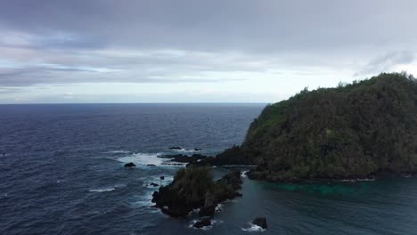 Close-up-panning-aerial-shot-of-Ka'uiki-Head-Crater-on-the-edge-of-Hana-Bay-in-Maui,-Hawai'i