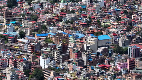 Vuelo-De-Drones-Que-Muestra-Viviendas-Urbanas-De-Katmandú,-Nepal,-Contaminación-Del-Agua-Y-Urbanización-No-Gestionada,-Estilo-De-Vida-De-Ciudad-Asiática-Ocupada,-Ciudad-Verde,-Gobierno-Activo,-Colorido,-Niveles-De-Vida-4k