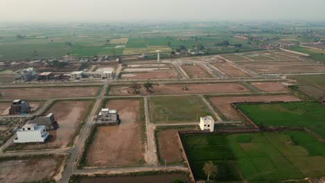 Luftaufnahme-Von-Landwirtschaftlichen-Flächen-Und-Moderner-Wohnungsbaugesellschaft-In-Pakistan