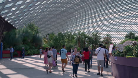 Zeitlupe-Von-Touristen,-Die-Gärten-An-Der-Bucht-In-Singapur-Besuchen