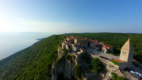Sandsteinmauer-Und-Dächer-Des-Dorfes-Lubenice-Liegen-Auf-Einer-Klippe-über-Der-Kroatischen-Küste