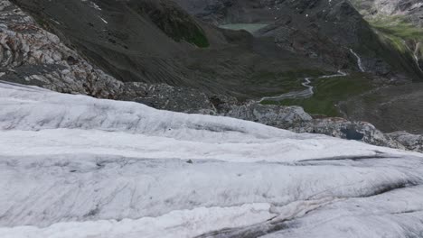 Drohne-Fliegt-In-Geringer-Höhe-über-Der-Oberfläche-Des-Fellaria-Gletschers-Mit-Tal-Im-Hintergrund,-Valmalenco-In-Italien