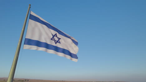 La-Bandera-Israelí-Encontrada-Contra-Un-Cielo-Azul-Sin-Nubes-En-El-Norte-De-Israel,-En-Los-Altos-Del-Golán.