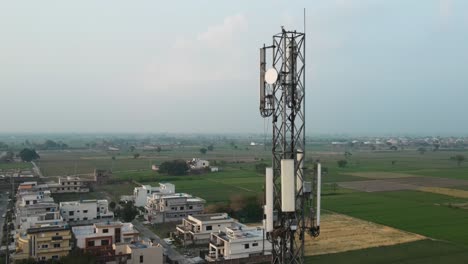 Vista-Aérea-De-Las-Torres-De-Redes-De-Telefonía-Móvil-En-Pakistán.