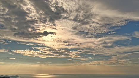 Timelapse-De-Nubes-En-Movimiento-En-El-Cielo-Azul-Sobre-El-Océano