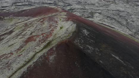 Vista-Aérea-Del-Cráter-Rojo-Islandés-Durante-El-Día-En-Islandia