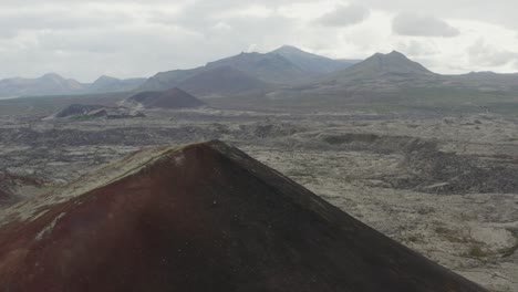 Krater-Des-Vulkans-Kothraunskula,-Umgeben-Von-Moosbedecktem-Lavafeld-In-Island