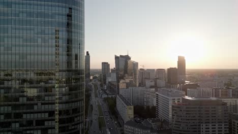 Aufschlussreiche-Skyline-Der-Stadt-Warschau,-Polen-Bei-Sommersonnenuntergang,-Luftaufnahme