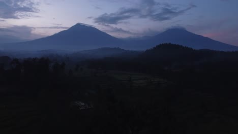 Vistas-Aéreas-Panorámicas-Sobre-El-Paisaje-De-Licin-Durante-El-Amanecer-En-Java-Oriental,-Indonesia