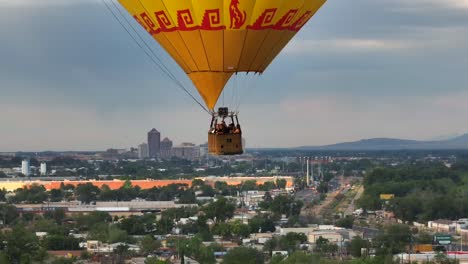 People-enjoying-hot-air-balloon-festival-in-Albuquerque,-New-Mexico