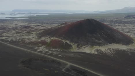 Vista-Aérea-Del-Cráter-Rojo-Y-Carretera-Sin-Pavimentar-En-Snaefellsnes,-Islandia-Occidental