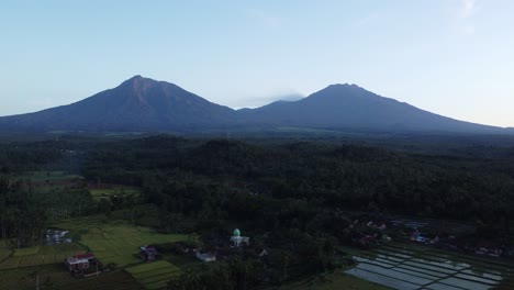 Vista-Panorámica-De-La-Montaña-En-Licin,-Java-Oriental,-Indonesia
