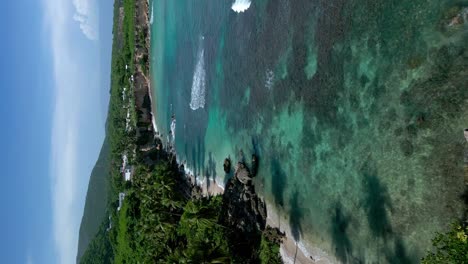 Vertikal---Flug-über-Der-Strandküste-Von-El-Quemaito-Mit-Türkisfarbenem-Meer-In-Barahona,-Dominikanische-Republik
