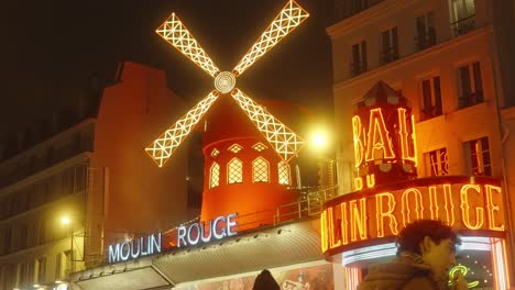El-Molino-De-Viento-En-El-Moulin-Rouge-Es-Un-Símbolo-Icónico-Y-Reconocible-Al-Instante-Del-Legendario-Cabaret-Y-Lugar-De-Entretenimiento.