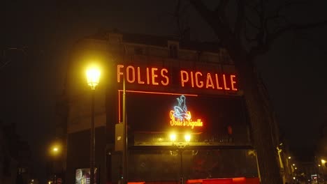 Das-Schild-„Folies-Pigalle“-Ist-Ein-Symbol-Für-Die-Reiche-Geschichte-Des-Bezirks-In-Bezug-Auf-Kabarett,-Unterhaltung-Und-Künstlerischen-Ausdruck