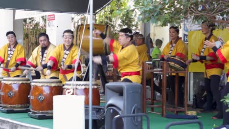 Japanischer-Taiko-Trommler-Spielt-Trommelsolo-Beim-Neujahrsfest