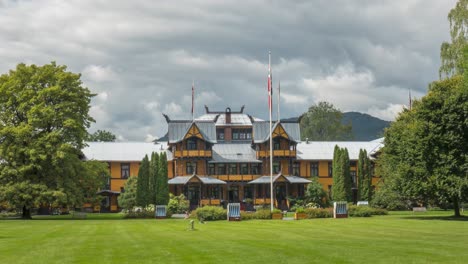 Cloudy-Sky-Over-Historic-Dalen-Hotel-In-Telemark,-Norway