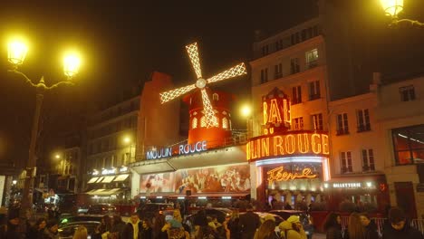 Belebte-Nachtstraße-In-Der-Nähe-Von-Moulin-Rouge,-Die-Die-Pulsierende-Energie-Des-Pariser-Nachtlebens-Einfängt
