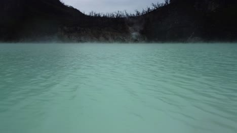 Weißer-Krater-Kawah-Putih-Mit-Niedriger-Luftdrohne-über-Dem-See-In-Indonesien