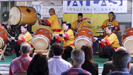 Actuación-De-Tambores-Taiko-Tradicionales-Japoneses-En-El-Festival-De-Honolulu,-Hawaii