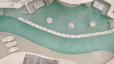 Luftaufnahme-über-Einem-Luxuriösen-Außenpool-Im-Resort-In-Mexiko