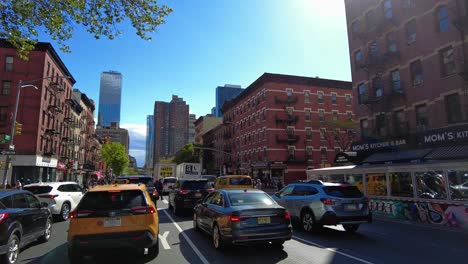 POV-Conduce-Por-Una-Calle-Muy-Transitada-Con-Taxis-Y-Automóviles-En-El-Centro-De-La-Ciudad-De-Nueva-York-Durante-Un-Hermoso-Día-Soleado