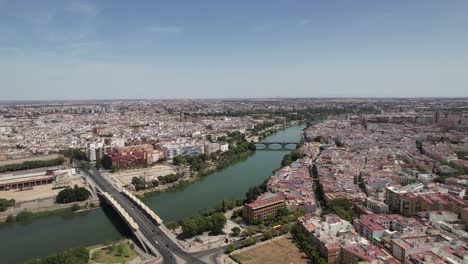Drone-Volando-Sobre-El-Famoso-Río-Guadalquivir-En-El-Centro-De-La-Ciudad-De-Sevilla