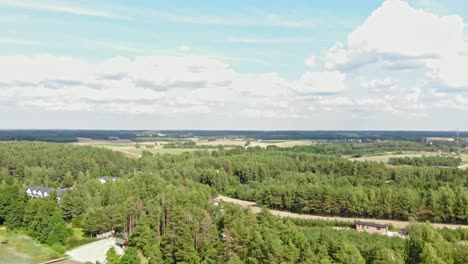 Eine-Drohne-Fängt-Eine-Höhenansicht-Des-Ausgedehnten-Waldes-Borowy-Młyn-In-Der-Polnischen-Woiwodschaft-Pommern-Ein