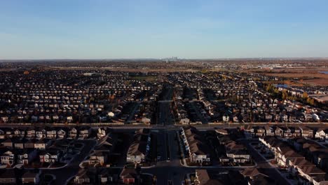 Eine-Luftaufnahme-Der-Innenstadt-Von-Calgary-Im-Hintergrund-Mit-Der-Silverado-Gemeinde-Im-Vordergrund