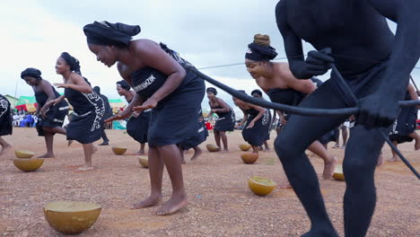 Festival-Tribal-Gbagyi-En-Kubwa,-Nigeria:-Caza-Y-Danza-En-Cámara-Lenta