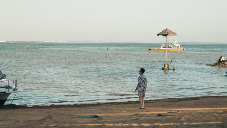 Hombre-Asiático-Camina-Hacia-La-Playa-De-Bali-De-Vacaciones-Con-Gafas-De-Sol-De-Ancho