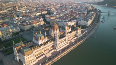 Vista-Panorámica-Del-Parlamento-Húngaro,-La-Casa-Del-País