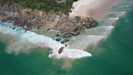 Schaumige-Wellen-Und-Türkisfarbenes-Meer-Am-Clarkes-Beach-In-New-South-Wales,-Australien-–-Luftaufnahme