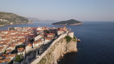 Stone-wall-encircling-medieval-Dubrovnik-Old-town-on-Dalmatian-coast