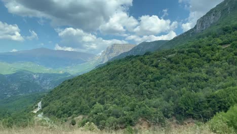 Blick-Auf-Die-Wunderschönen-Bergklippen-Von-Einem-Auto-Aus-Im-Nordwesten-Griechenlands