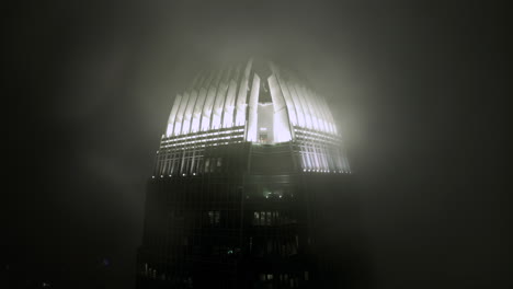 Rascacielos-De-IFC-En-Las-Nubes-Por-La-Noche-Iluminados-Por-Luces-En-La-Parte-Superior
