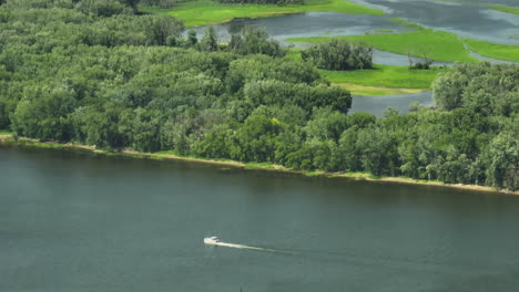 Speedboat-Cruising-In-The-Mississippi-River-Along-The-Great-River-Bluffs-State-Park-In-Minnesota,-USA