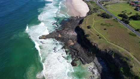 Tilt-up-reveal-of-Sharpes-Beach-next-to-White's-Head-and-Flat-Rock-in-Ballina,-NSW,-Australia