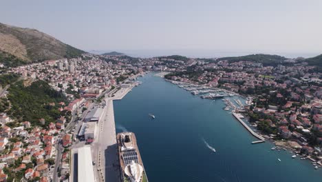 Puerto-De-Dubrovnik:-Puerto-Vibrante-Con-Barcos-En-El-Contexto-Histórico-De-La-Ciudad