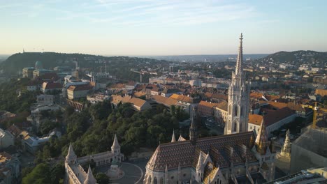 Luftboom-Schoss-über-Dem-Burgviertel-In-Budapest,-Ungarn-Bei-Sonnenaufgang