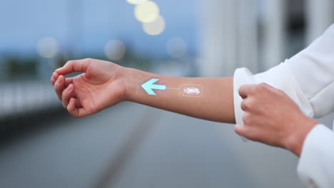 Brazo-De-Mujer-Con-Chip-Digital-Implantado-Sensor-De-Huellas-Dactilares-Para-Activar-Y-Liberar-Acciones-De-Transacción