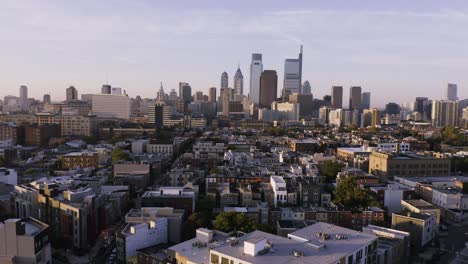 Philadelphia-City-Skyline-Sonnenuntergang-Luftaufnahme-Rückwärts-4k