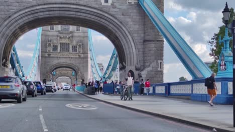 Iconic-London-Bridge-car-traffic-and-walking-pedestrians