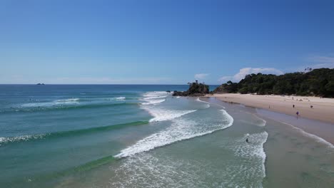 Blaue-Meereswellen-Plätschern-Am-Sandstrand-Von-Clarkes-Beach,-New-South-Wales,-Australien-–-Drohnenaufnahme